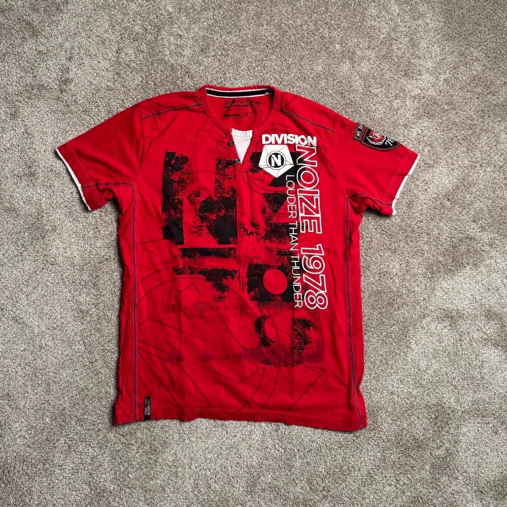 RED NOIZE Y2K DOUBLE COLLAR GRAPHIC TEE